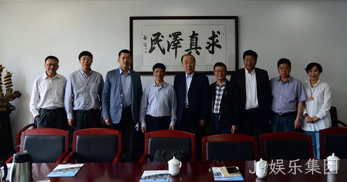 J9娱乐集团董事长颜贻意（左四）考察中国海洋大学